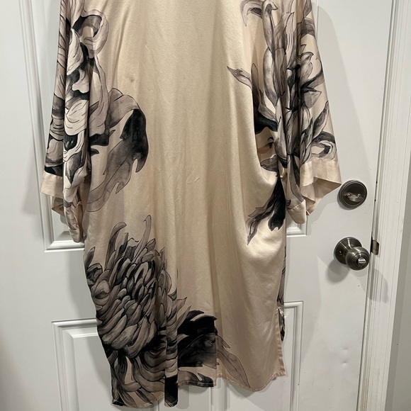 Kim + Ono Floral Kimono robe 100% silk - Picture 5 of 12